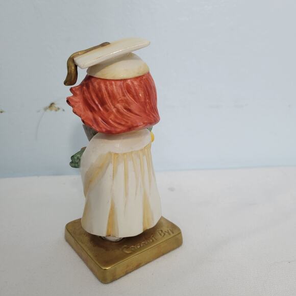 Vintage 1970 Goebel Graduation Figurine In Cap & Gown with Diploma 1926-1TClo - Picture 4 of 7